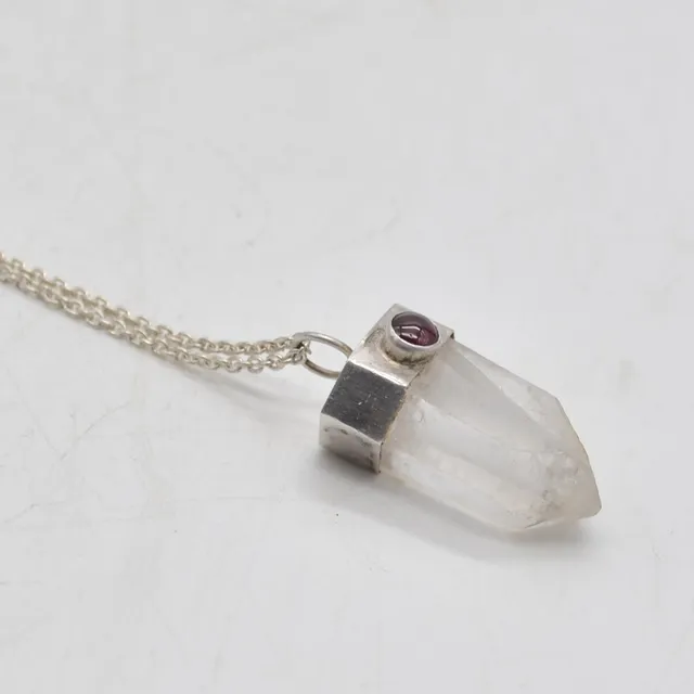 COLLIER ANHÄNGER, NATURBELASSENER BERGKRISTALL MIT ALMANDIN CABOCHON, HANDGEMACHTE FASSUNG, VINTAGE.