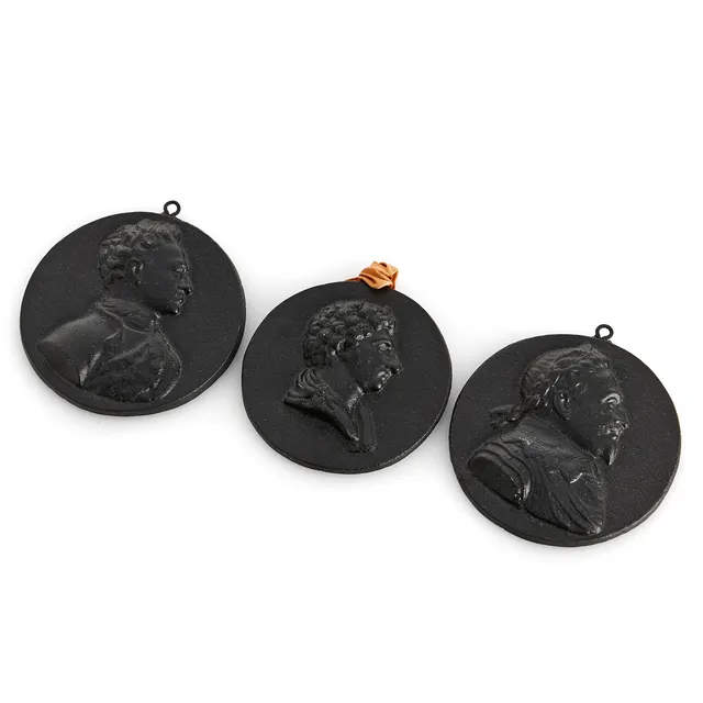 MEDALJER (3 st), Svenska konungar, (Gustav II Adolf, Karl XII och Karl XIV Johan), svärtat gjutjärn, omkring 1900.