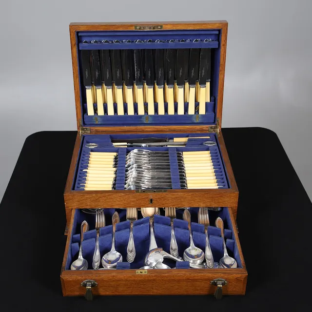 AN OAK CASED CANTEEN OF COMMUNITY PLATED CUTLERY.