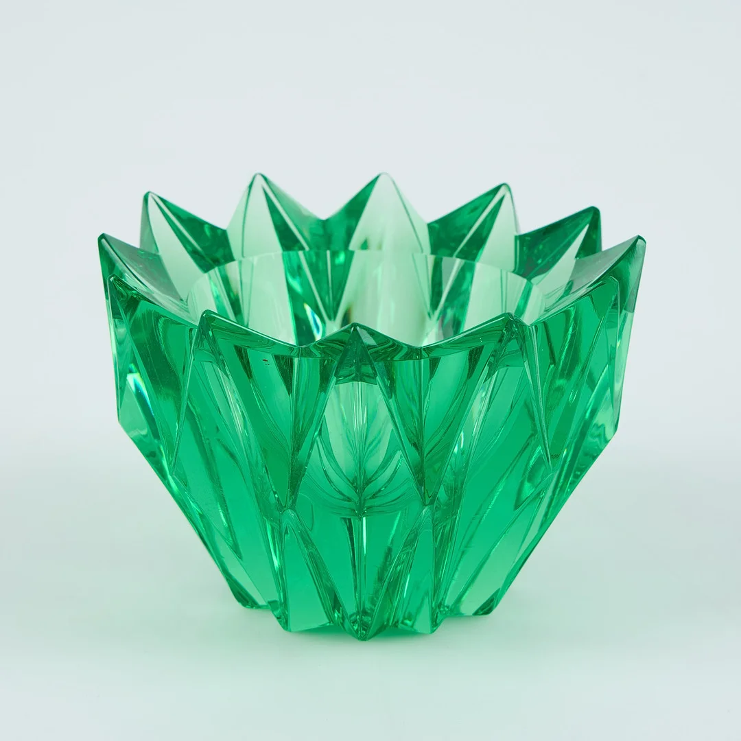 AIMO OKKOLIN. SKÅL "Näckros", signerad Aimo Okkolin Riihimäen Lasi Oy. — Art glass — Stockholms Auktionsverk Helsinki