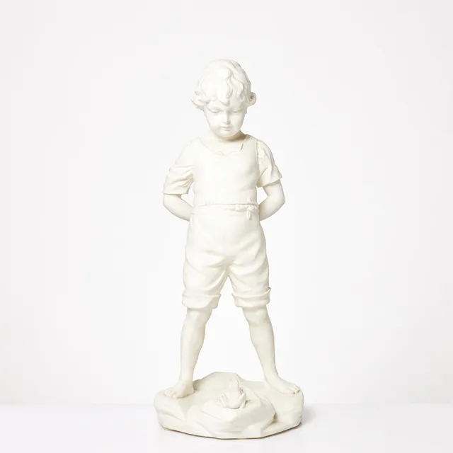 PER HASSELBERG. Skulptur, "Pojken och Grodan", Parian, Gustavsberg, daterad 1915.