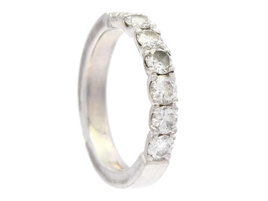 ALLIANSRING, 18K vitguld, 7 briljantslipade diamanter ca 0,80 ctv, ca W/SI, stl 15,75 mm, vikt 4,3 g, två av diamanterna är skadade. — Smycken/Alliansring — Kaplans
