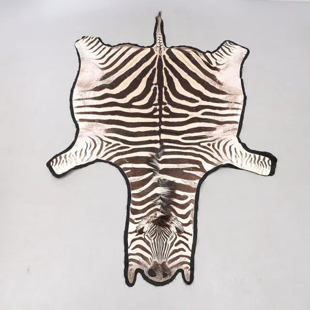 ZEBRASKINN, ca 183x284 cm.