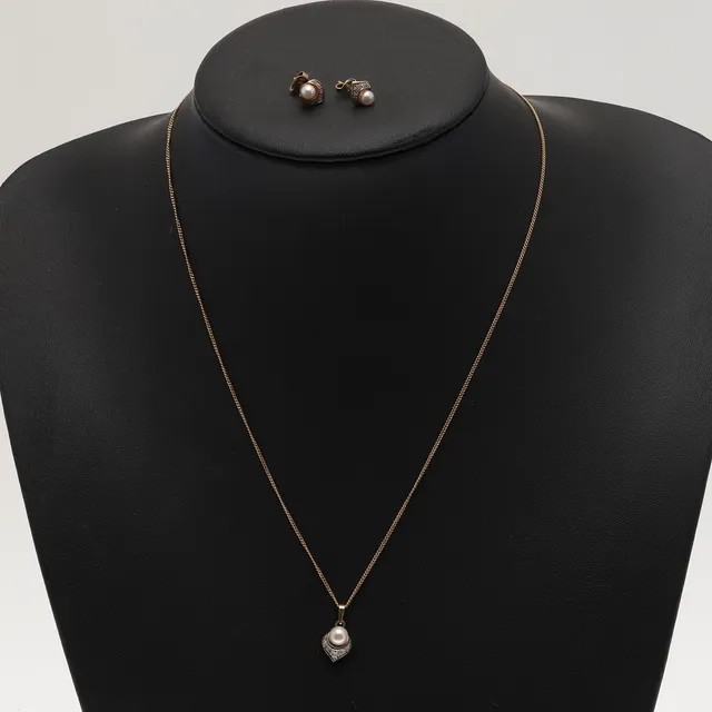 A CULTURED PEARL AND DIAMOND PENDANT AND A PAIR OF STUD EARRINGS.