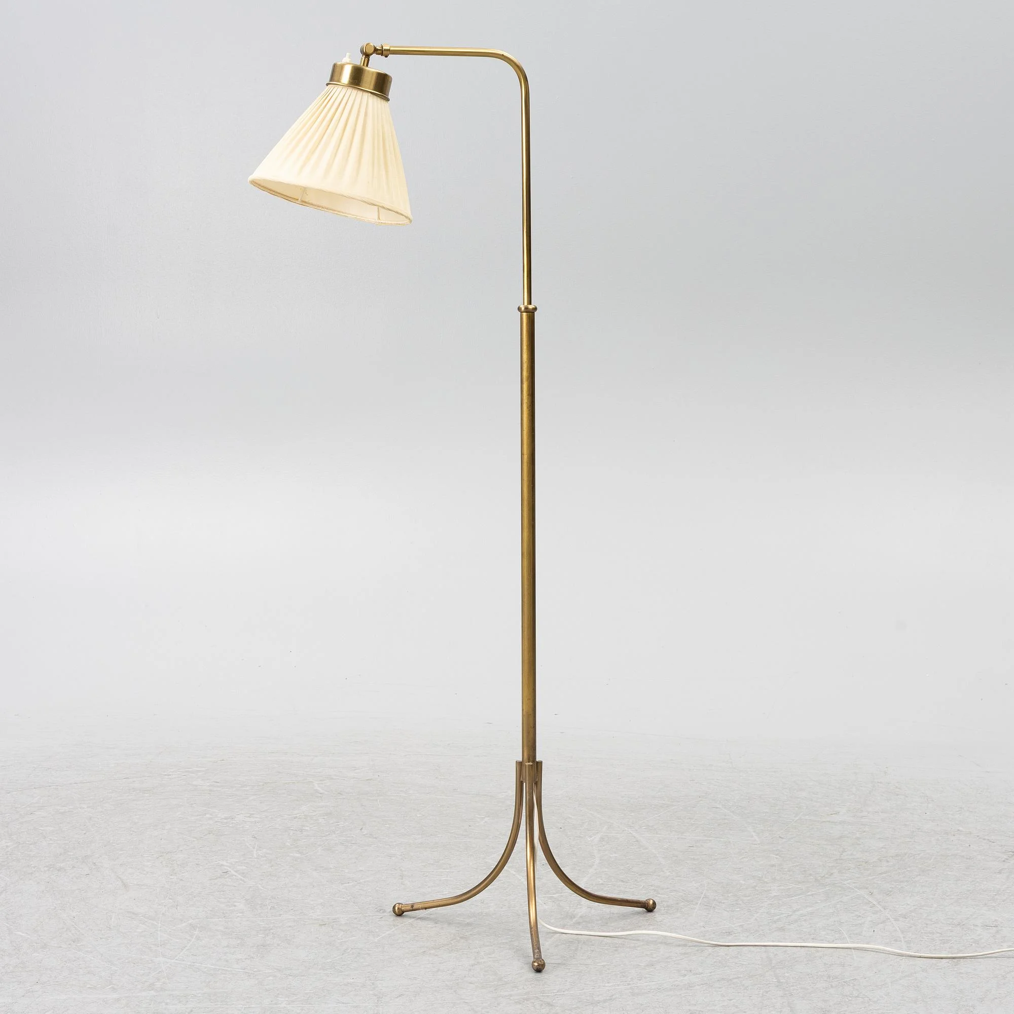 Josef Frank, golvlampa, modell 1842, Firma Svenskt Tenn. — Design/Belysning — Bukowskis