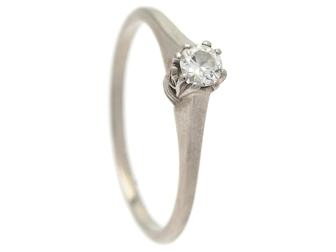 ENSTENSRING, 18K vitguld, äldre briljantslipad diamant 0,15 ctv, ca TW/VS, Göteborg 1977, stl 16,5 mm, vikt 1,9 g. — Smycken/Enstensring — Kaplans