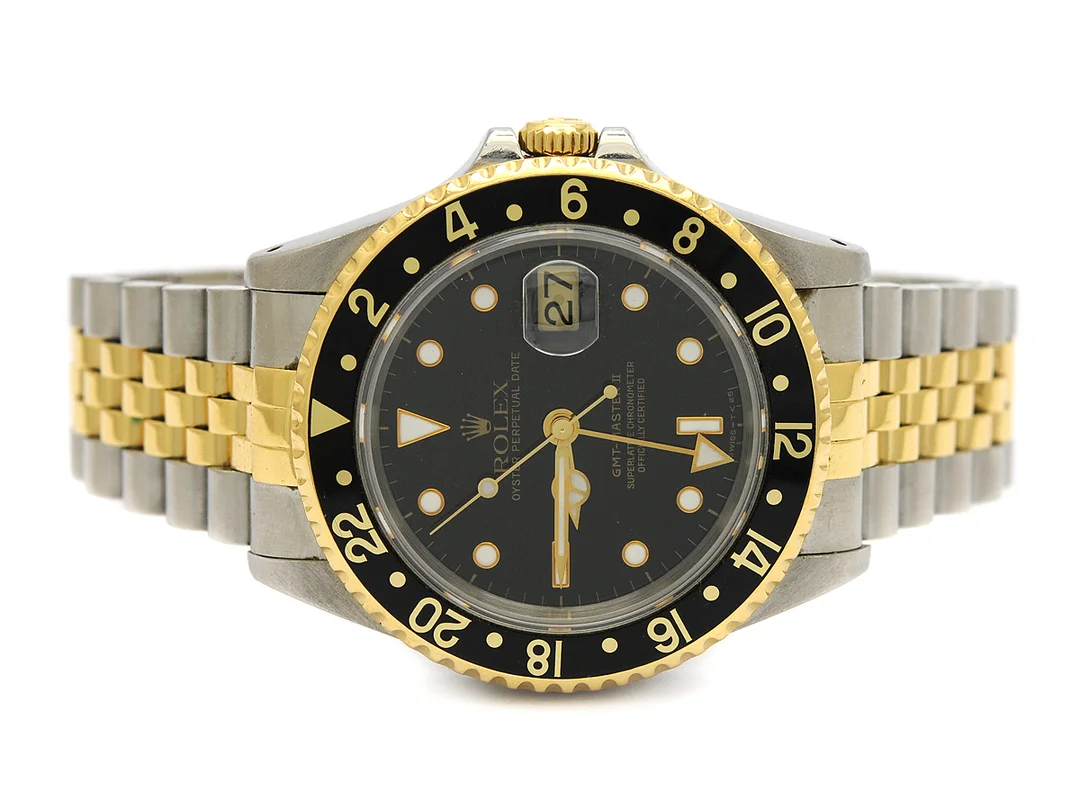 ROLEX, Oyster Perpetual Date, GMT-Master II, Chronometer (Swiss-T<25), Ref nr. 16713, Serie nr. W240892, Cal 3185, Verk nr. 7868959, Boett nr. 16710, herrur, 40 mm, stål/guld, automatisk, safirglas (skadat), datum, 24-timmarsvisning, skadad urtavla, Jubileelänk, viklås, Ref nr. 62523 H-18-Z5/455 B, cert, maj 1998, box, ytterkartong. — Klockor/Rolex — Kaplans