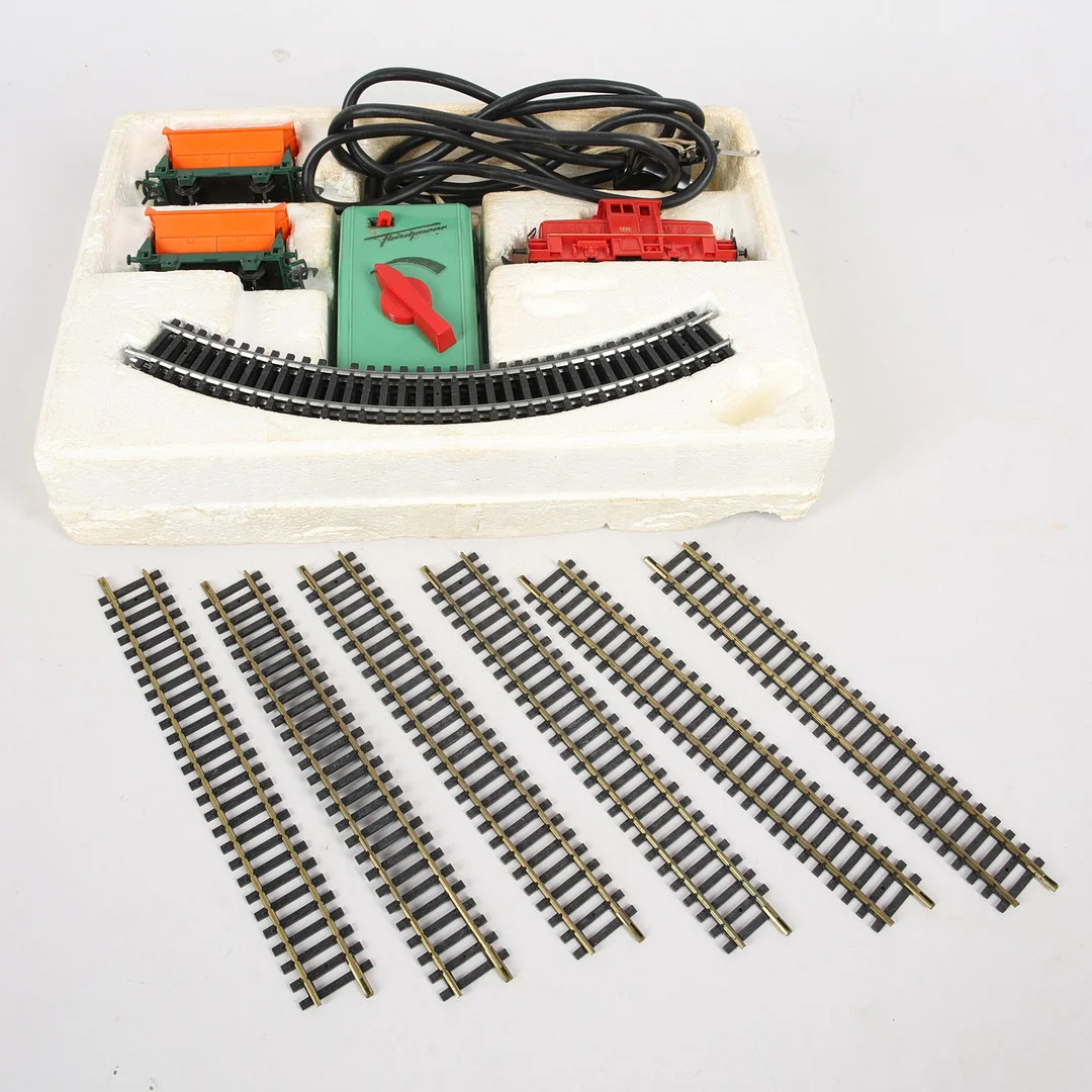 MODELLJÄRNVÄG med tillbehör, 16 delar, originalkartong, Fleischmann 280, Tyskland. — Model railways — Ekenbergs Auktioner