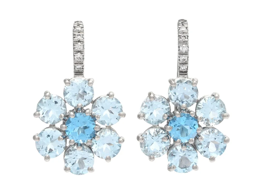 ÖRHÄNGEN, 18K vitguld, topaser, briljantslipade diamanter 0,05 ctv, höjd 22 mm, vikt 5,6 g, krokar. — Smycken/Örhängen — Kaplans