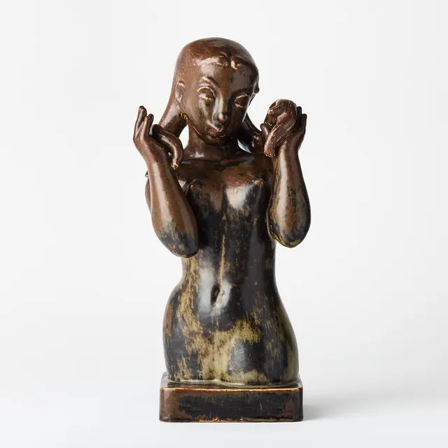 JOHANNES HEDEGAARD. Skulptur, Royal Copenhagen, flicka i halvfigur, stengods, glaserad i brunt.