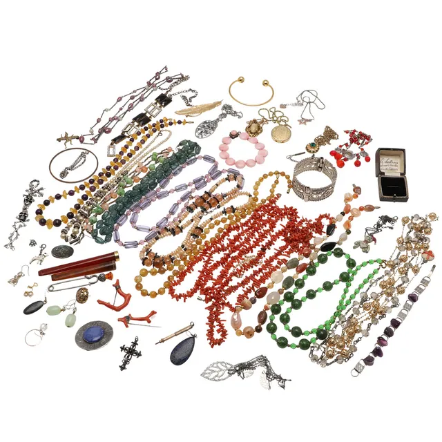A QUANTITY OF COSTUME JEWELLERY, CORAL ETC.