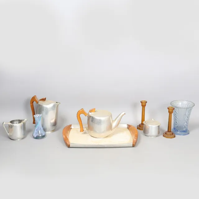 A SELECTION OF PICQUOT WARE AND GLASSWARE (9).