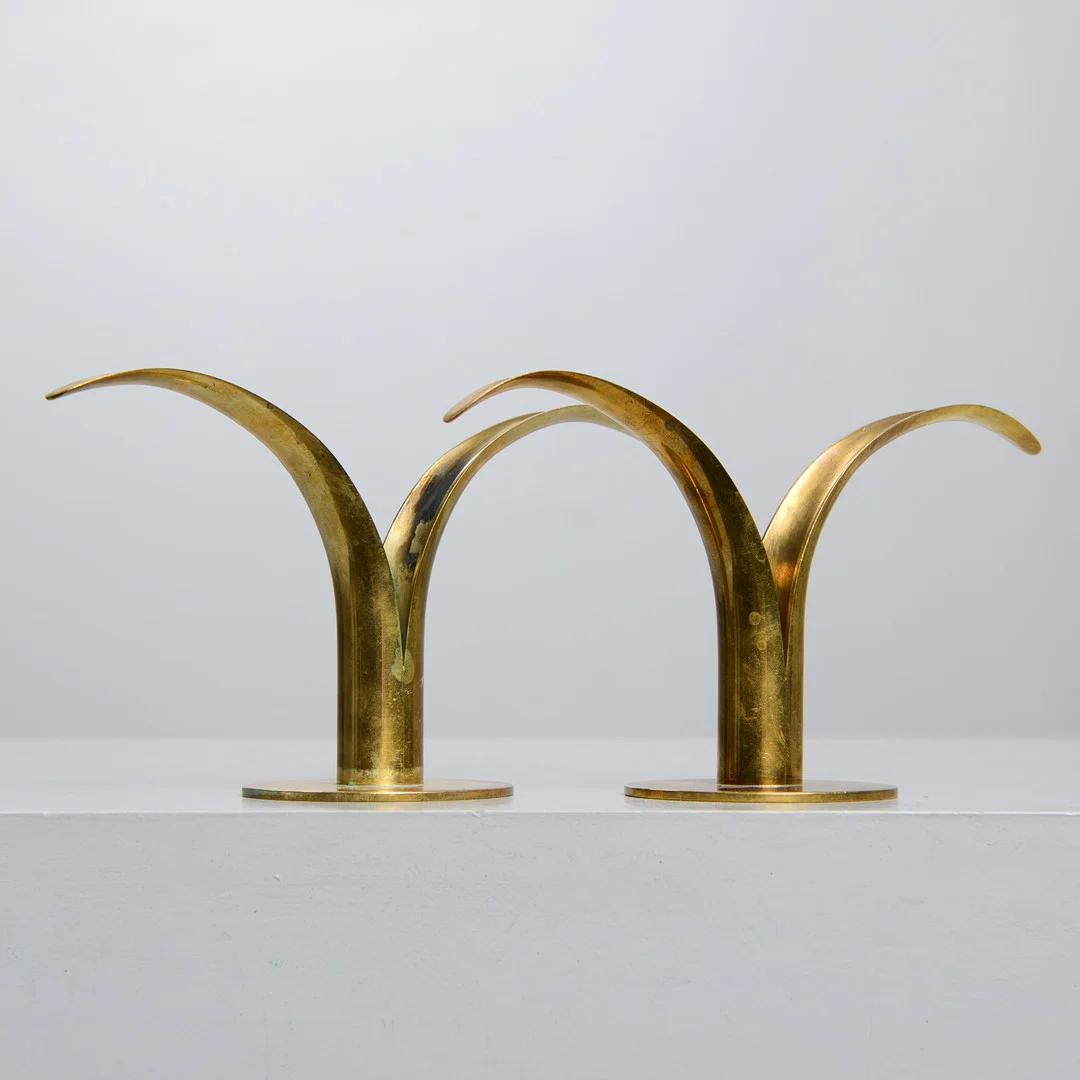 IVAR ÅLENIUS BJÖRK. "Liljan", ljusstakar, ett par, Ystad Metall. — Candlesticks — Formstad Auktioner