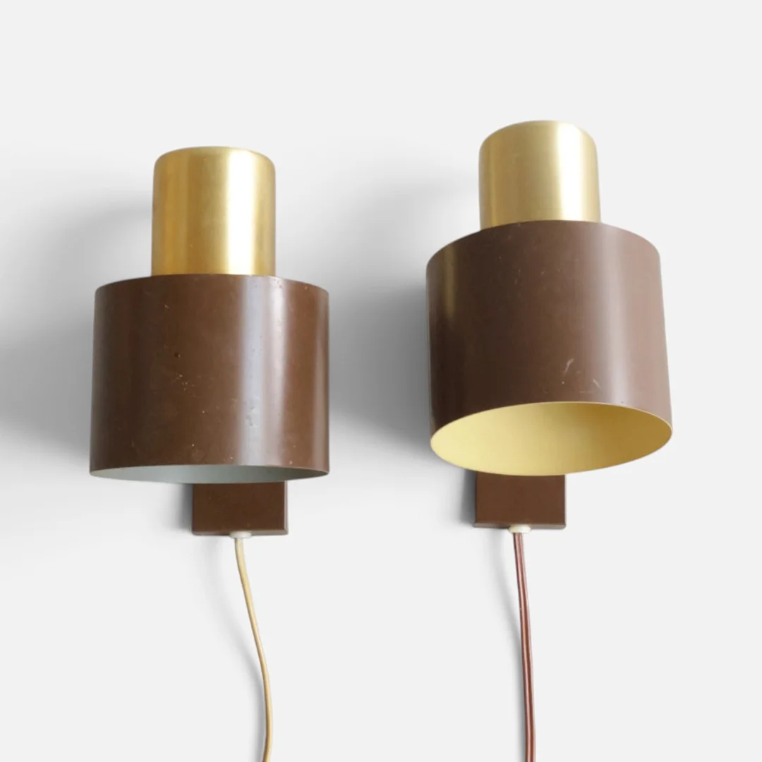 JO HAMMERBORG. Et par "Alfa" væglamper i messing og brunlakeret metal. Udført og mærket for Fog & Mørup. Danmark (2). — Wall Lights — Woxholt Auktionshus