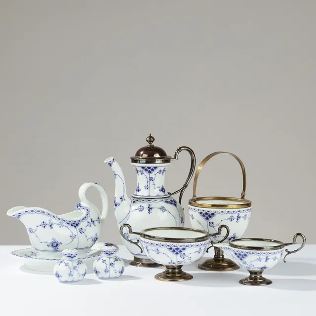ROYAL COPENHAGEN. Samling tidligt musselmalet halvblonde porcelæn, kaffeservice, saucekande og salt og peber. (7).