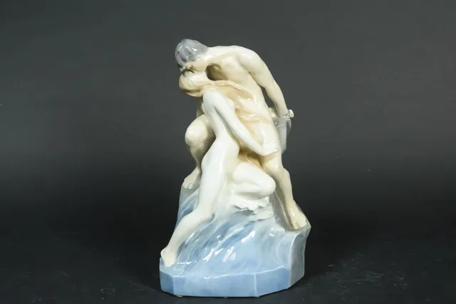 Royal Copenhagen / Kongeligt Porcelæn. Theodor Lundberg. Bølge & Strand, figur, nr. 1132 1. sort.
