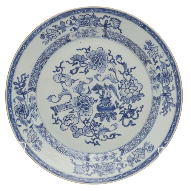 18THC CHINESE BLUE & WHITE DISH.