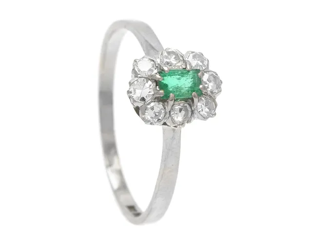 CARMOSÉRING, 18K vitguld, smaragd, 8 åttkantslipade diamanter ca 0,30 ctv, ca TW-W(G-H)/VS-SI, stl 18,5 mm, vikt 2,3 g, smaragden har skador och nagg, ena diamanten har natural på kuletten.