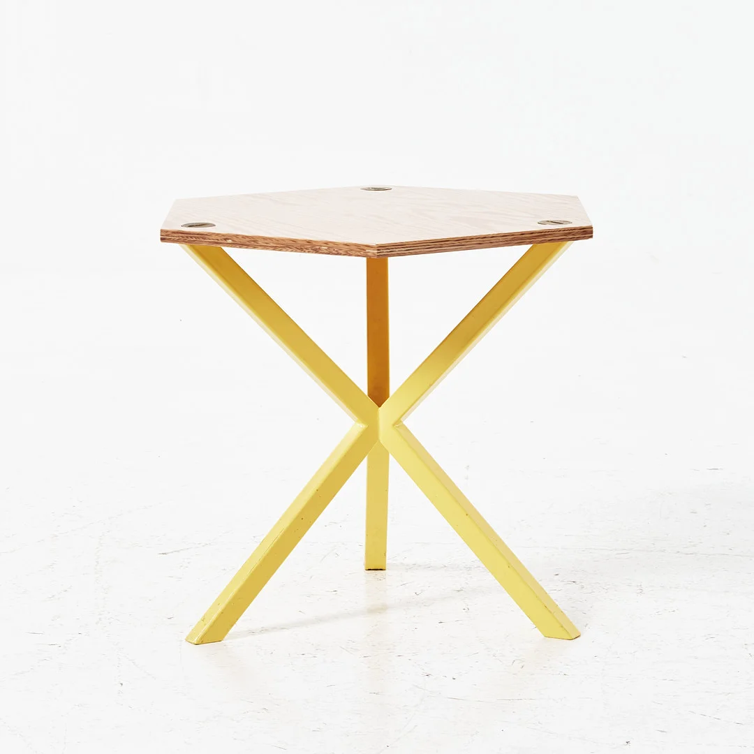 PER SÖDERBERG. Soffbord, "NEB Hexagon", för No Early Birds, skiva i oljad furu, underrede i lackat stål. — Tables — Stockholms Auktionsverk Magasin 5