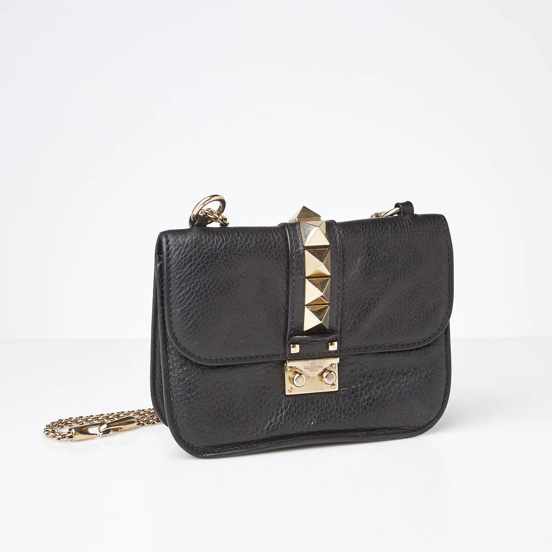HANDVÄSKA. "Rockstud Glam lock shoulder bag", Valentino Garavani, svart läder med nitar. — Vintage & Designer Fashion — Stockholms Auktionsverk Sickla