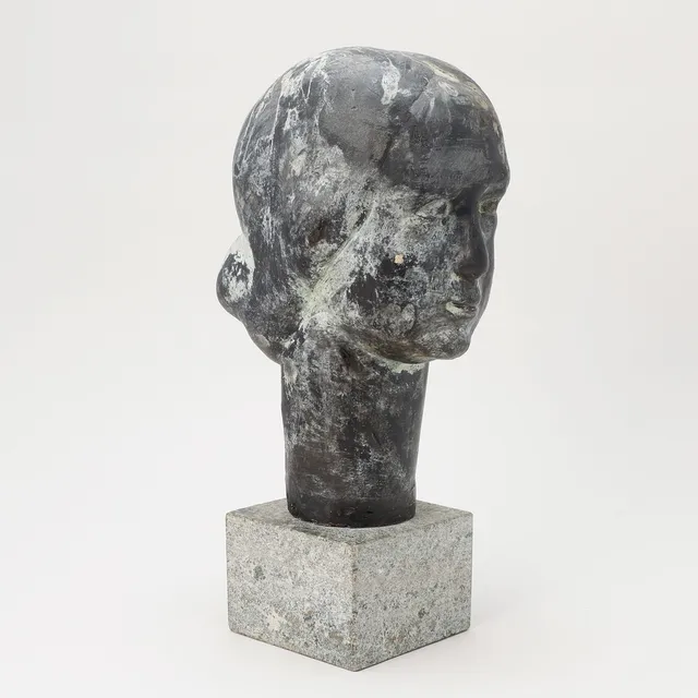 WILHELM HENNING. Huvud, patinerad gips, signerad.
