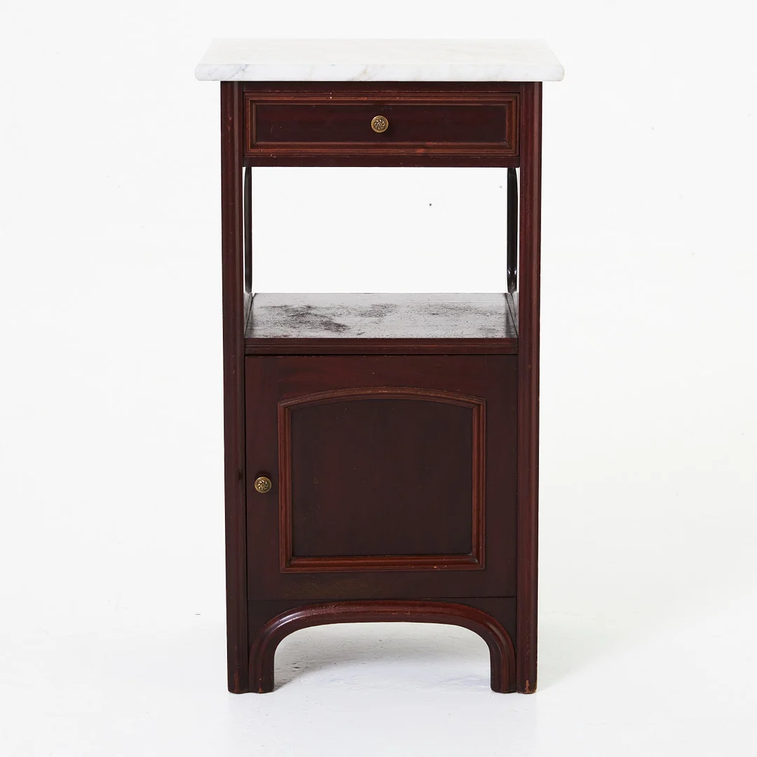 SÄNGBORD, mahogny, 1900-talets början, genombrutna sidostycken, låda, hyllplan samt skåpsdel, dragknoppar i mässing, skivor i marmor. — Other — Stockholms Auktionsverk Magasin 5