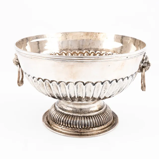SKÅL PÅ FOT, silver, dekor av lejonmaskaroner, Egypten, 1900-tal.