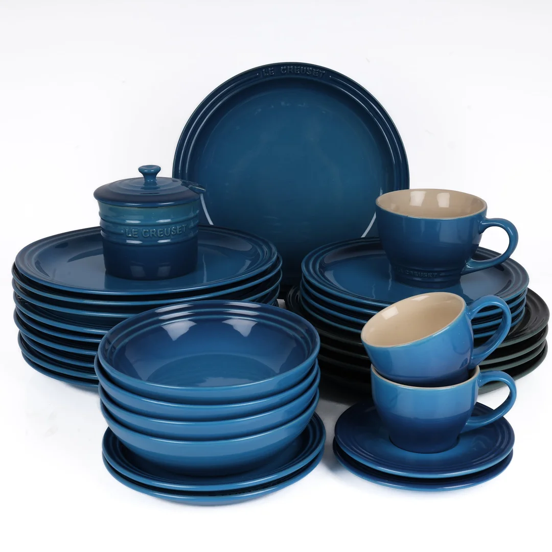 Le Creuset: Plates, cups, bowls, etc., Deep teal and four gray-green plates — Glass, porcelain and ceramics/Dinnerware, tea sets, coffee sets — Lauritz