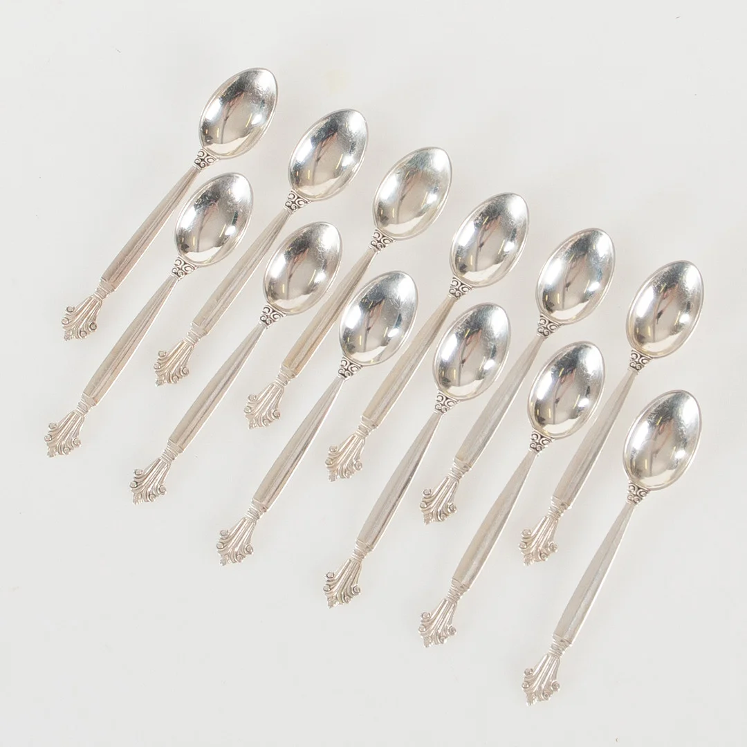JOHAN ROHDE. Georg Jensen, "Acanthus / Dronning" 12 st kaffeskedar, silver. — Silver — Laholms Auktionskammare