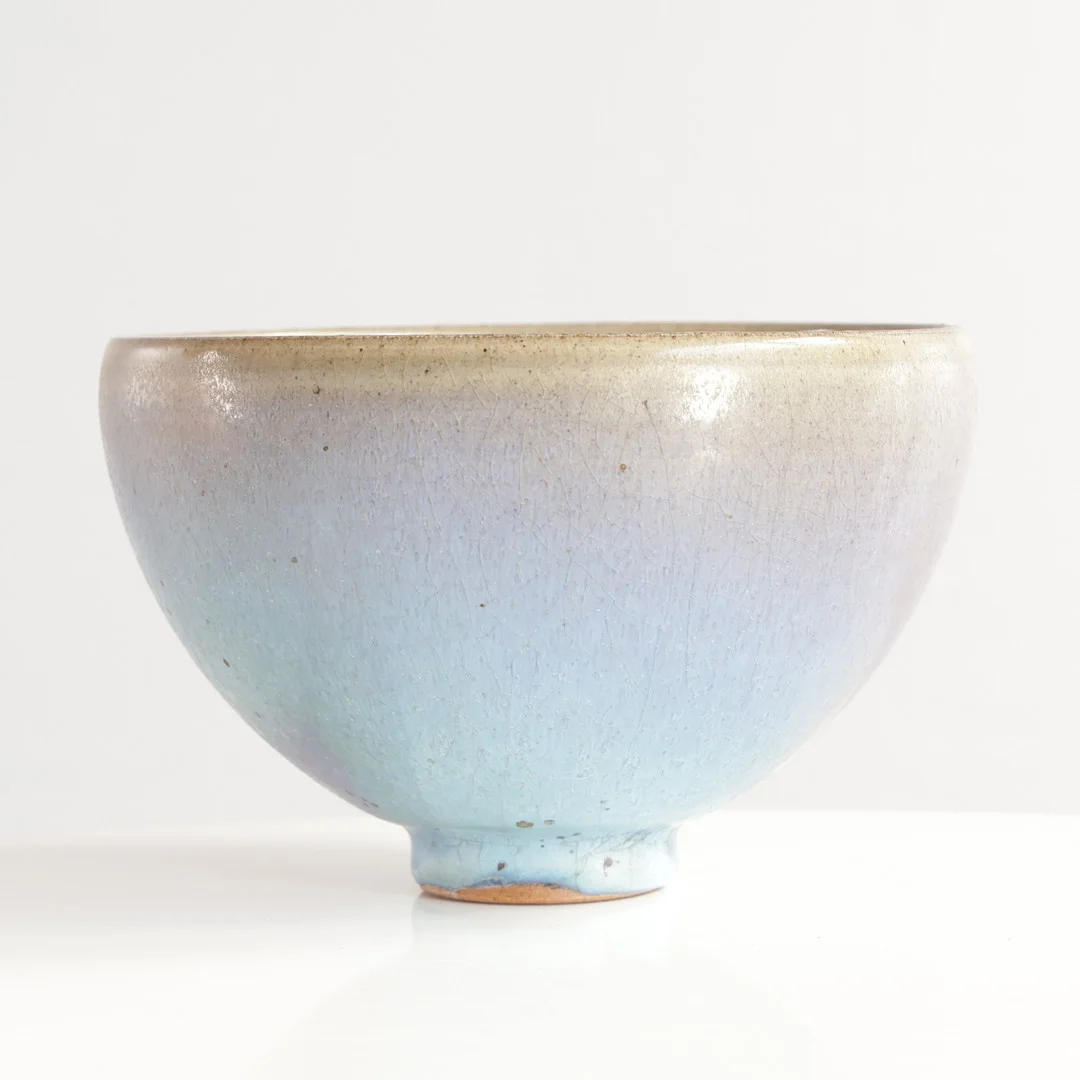 Kinesisk skål af stentøj, dekoreret med blå og lilla krakelé glasur. Kina, 20. årh. — Ceramics & Porcelain — Woxholt Auktioner