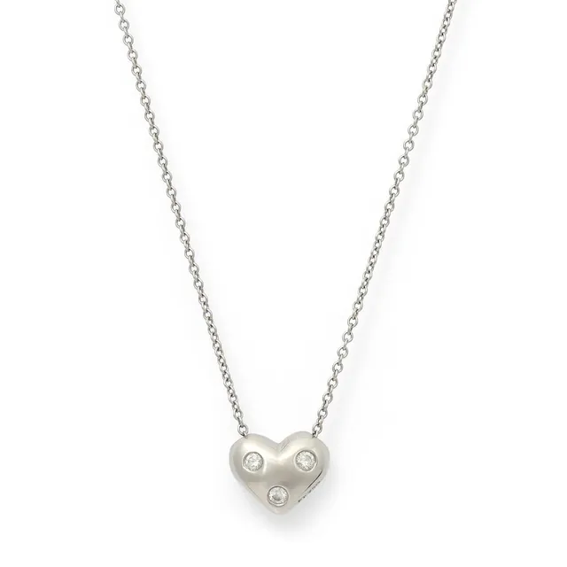 A “Etoile Heart” necklace with a heart-shaped diamond pendant set with three brilliant-cut diamonds weighing a total of app. 0.06 ct., mounted in platinum. Weight app. 4.5 g. L. 40 cm.