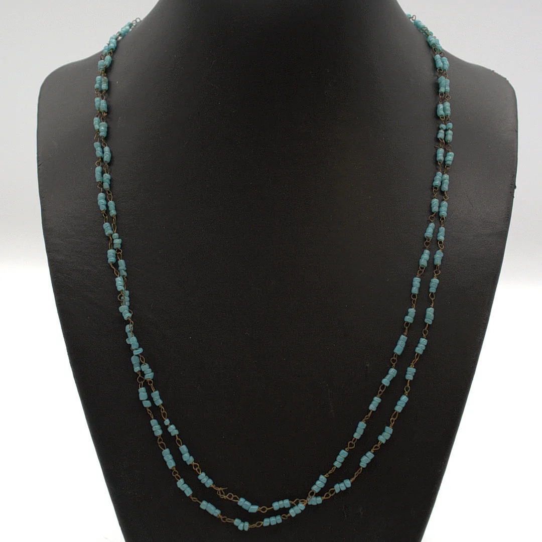 LANGES PERLENCOLLIER AUS TÜRKISFARBENEN GLASPERLEN, RUND, MIT MESSING ZWISCHENGLIEDERN, ENDLOS, 20. JAHRHUNDERT, CA. 100 CM. — Necklace — Kunst- und Auktionshaus Kleinhenz
