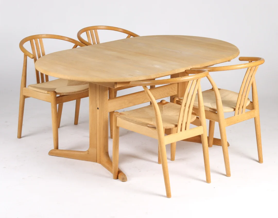 Skovby dining table with integrated extension and matching chairs (5) — Furniture/Dining tables, dining room furniture — Lauritz