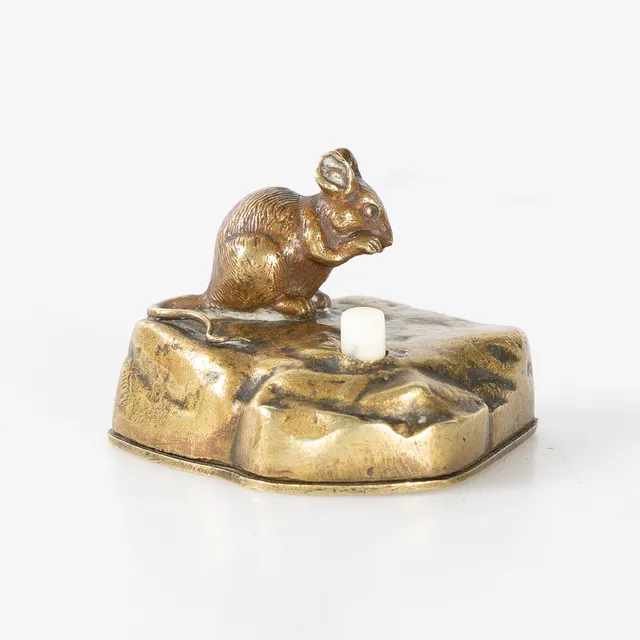 SKULPTUR, brons, dekor med mus med tryckknapp, 1900-talets första del.