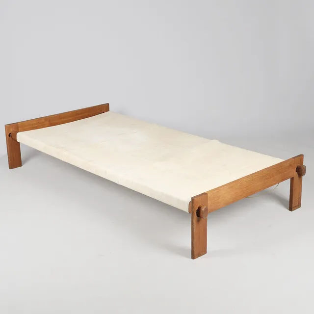 TAGE POULSEN. Daybed - briks , Danmark, stel af eg, naturfarvet lærred. Danmark.
