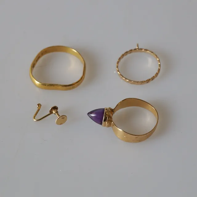 SKROTGULD, 4 delar, 18K guld. Totalvikt ca 8.4 gram.