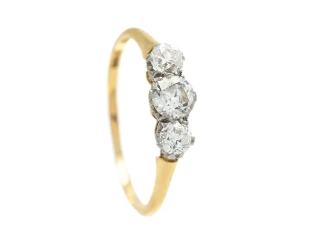 TRESTENSRING, 18K guld, gammalslipade diamanter ca 0,75 ctv, ca W-TCr/SI, stl 18,75 mm, vikt 1,9 g, diamanter med nagg.