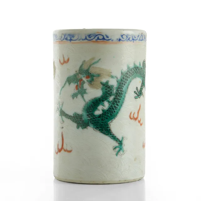 PENSELMUGG, Kina, porslin, omkring 1900, dekor i emaljfärger av drakar.