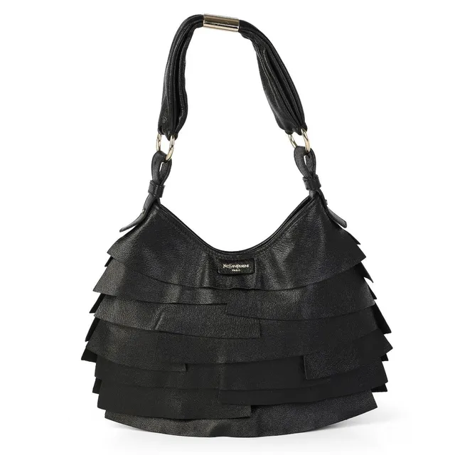 A “Saint Tropez” bag of black pleated leather with gold tone hardware, short handle, one compartment with an interior pocket and black suede lining. H. 19 x W. 30 x D. 2 cm.