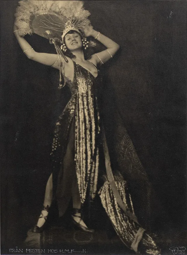 HENRY B GOODWIN. (1878-1931). "Från festen hos H.M.F-N", gelatinsilver fotografi, signerad.