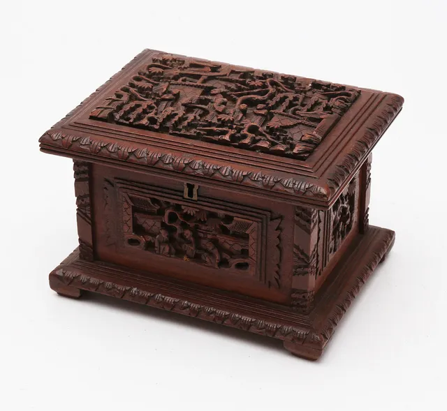 Chinese box in carved and varnished wood, second half of the 20th Century.