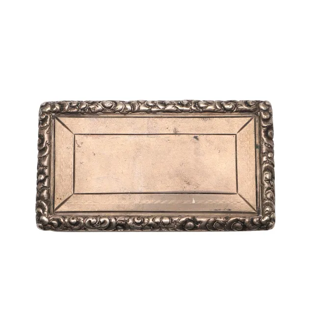 A VICTORIAN SILVER SNUFF BOX.