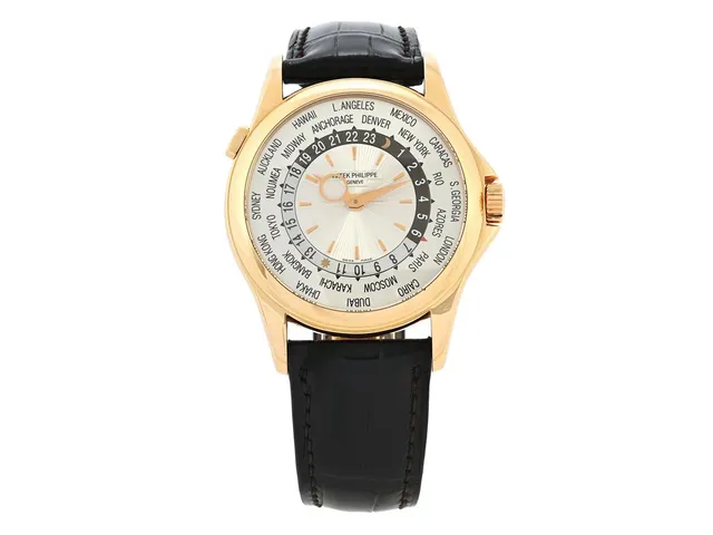 PATEK PHILIPPE, World Time, Complications, Cal 240 HU, Serie nr. 5630957, Ref nr. 5130R-001, Boett nr. 4565101, herrur, 38,5 mm, 18K rosa guld, automatisk (microrotor), safirglas, 24-timmarsvisning, glasbaksida, läderband, viklås i 18K rosa guld, ca 2012.