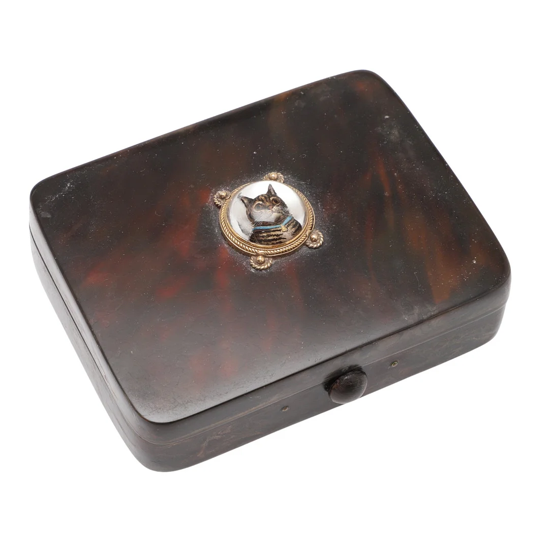 A TORTOISESHELL BOX SET WITH ESSEX CRYSTAL. — Bowls & Boxes — Lawrences Auctioneers