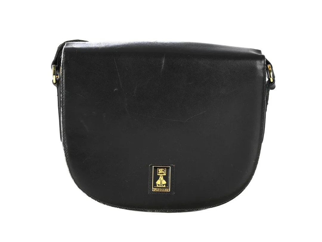 VÄSKA, BURBERRY, vintage, svart skinn, guldfärgade beslag, 21x16x6 cm, justerbar axelrem, bruksslitage. — Accessoarer/Väskor — Kaplans