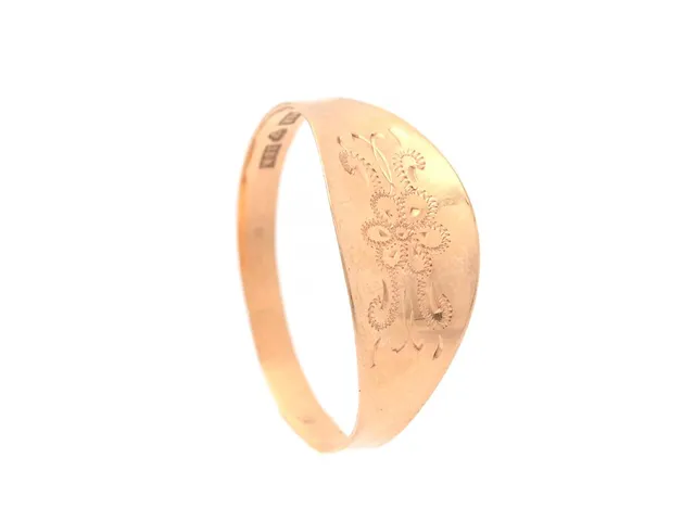 RING, 18K guld, gravyr med blommönster på ringens utsida, stl 17,25 mm, vikt 0,9 g.
