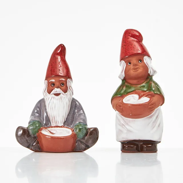 ROLF BERG. Tomtar, 2 st, glaserad keramik, etikettmärkta Rolf Berg Torshälla Sweden.