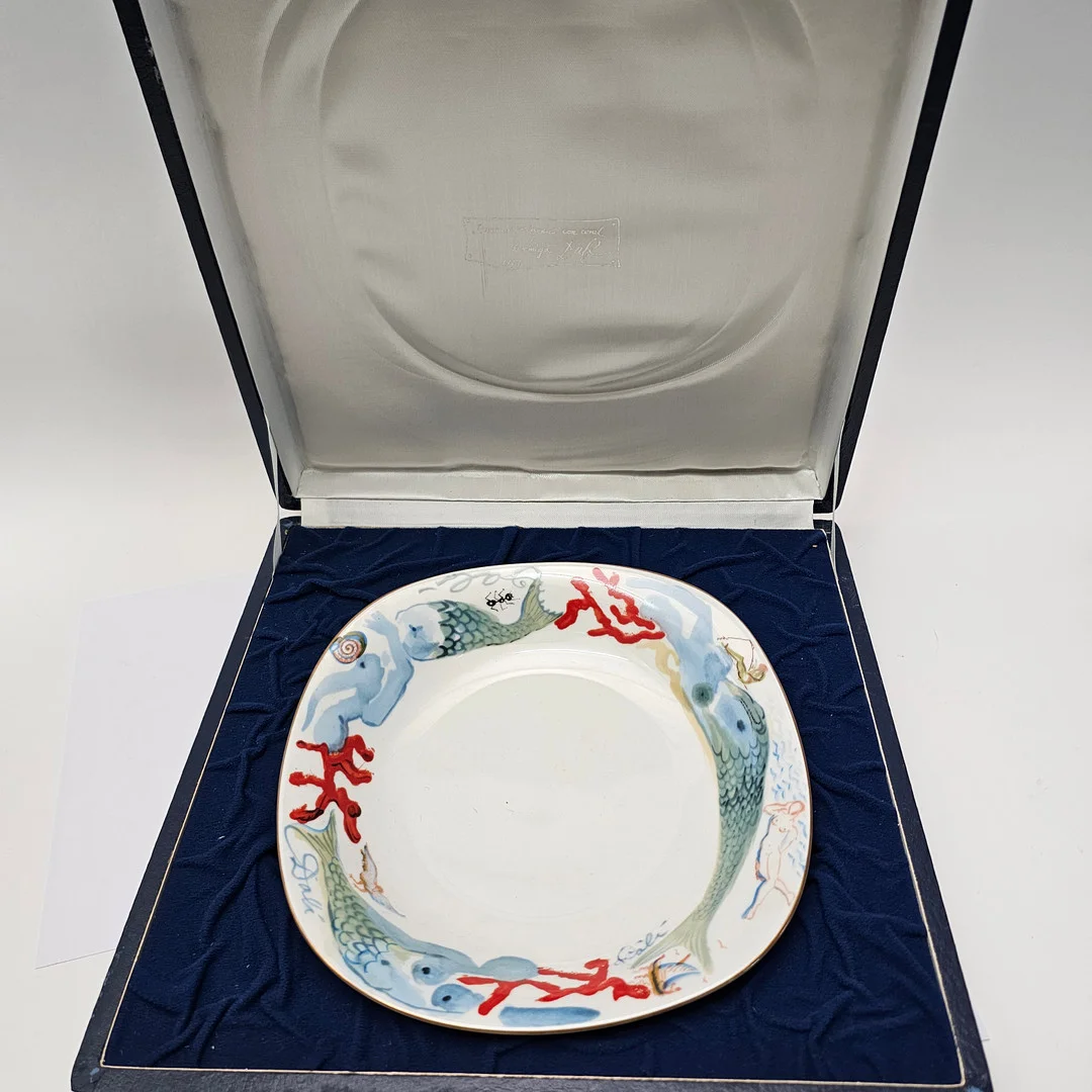 SALVADOR DALÍ. PLATO "SIRENAS PEINADAS CON CORAL Y HORMIGA, 1977". — European — Barcelona Auctions