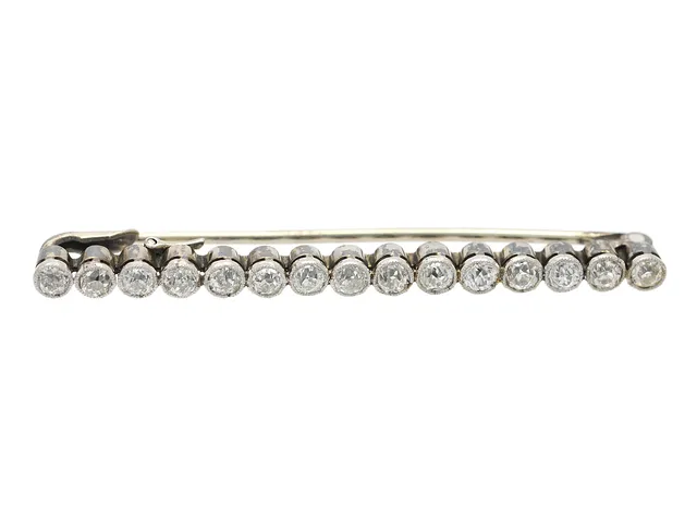 BROSCH, platina, 15 gammalslipade diamanter ca 0,75 ctv, ca W-Cr/VS-SI, vikt 3,5 g, nålen ej i guld.