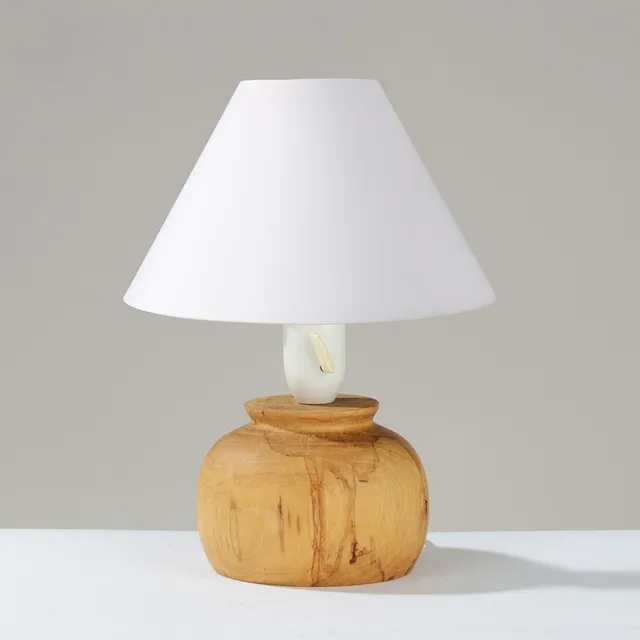 Lille, buttet bordlampe drejet af ét stykke massivt birketræ, dansk formgiver, 1900-tallets anden halvdel.
